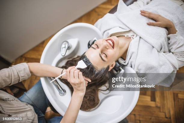 haar-spa-behandlung - gefärbtes haar stock-fotos und bilder