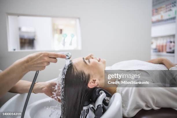 hair wash in a hair salon - conditioner imagens e fotografias de stock