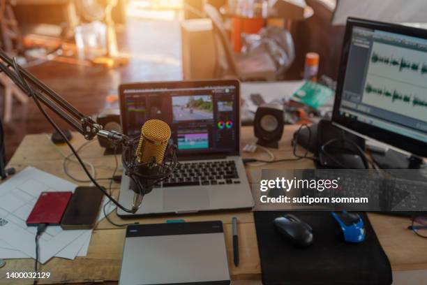 desk of the content creator mic and laptop - microphone desk fotografías e imágenes de stock