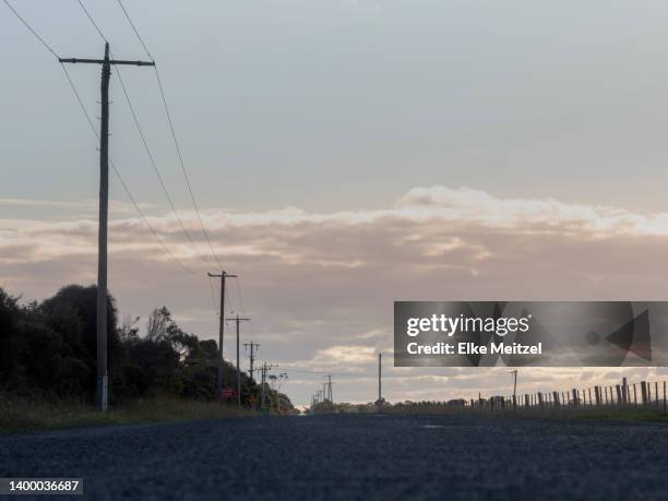 country road - country road australia stockfoto's en -beelden