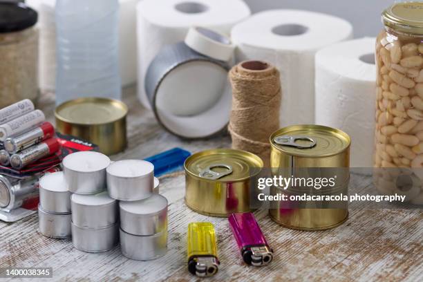 essential items for an emergency - supervivencia fotografías e imágenes de stock