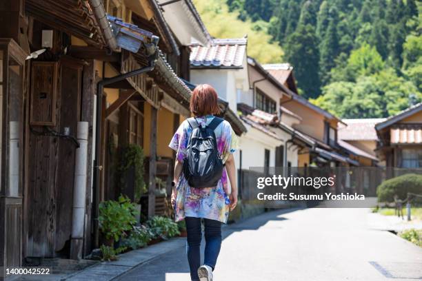 adult couples who travel in their spare time . - local landmark stockfoto's en -beelden