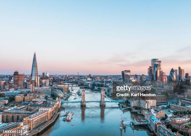 an elevated view of the london skyline - looking east to west - london stockfoto's en -beelden