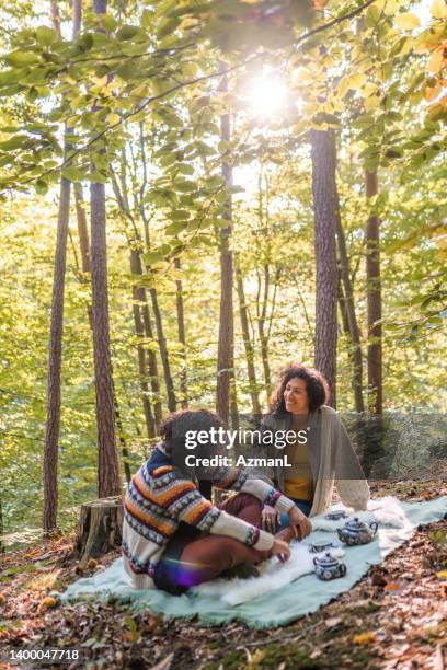 hispanisches paar bei der teezeit im wald - naturlandschaften stock-fotos und bilder