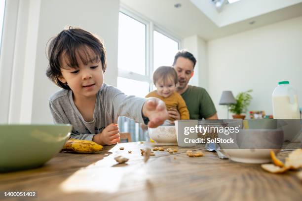 breakfast with my boys - family breakfast stockfoto's en -beelden