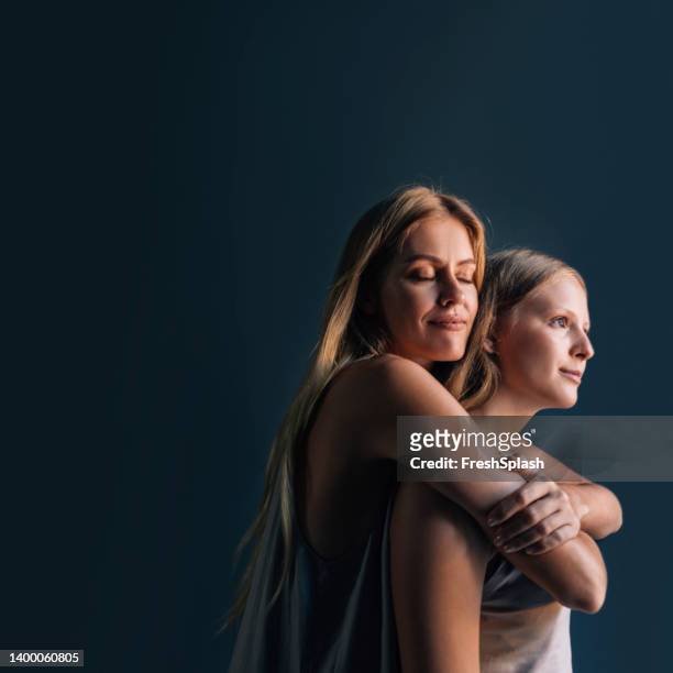 madre e figlia si abbracciano - mother and teenage daughter foto e immagini stock