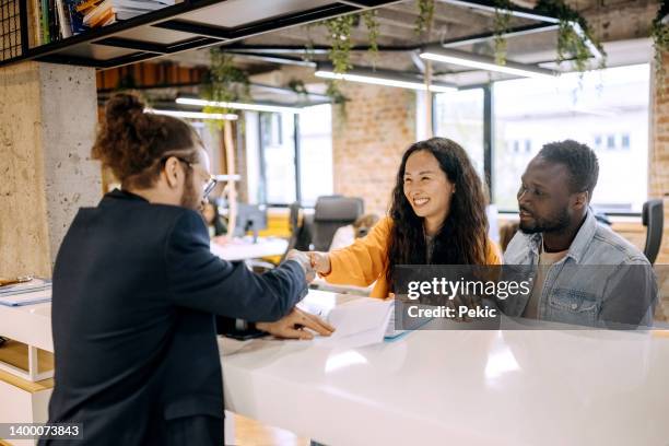 we have a deal! - deal signing stockfoto's en -beelden