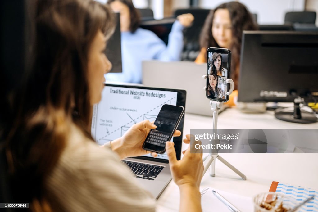 Junge Geschäftsfrau bei einem Online-Meeting im Büro