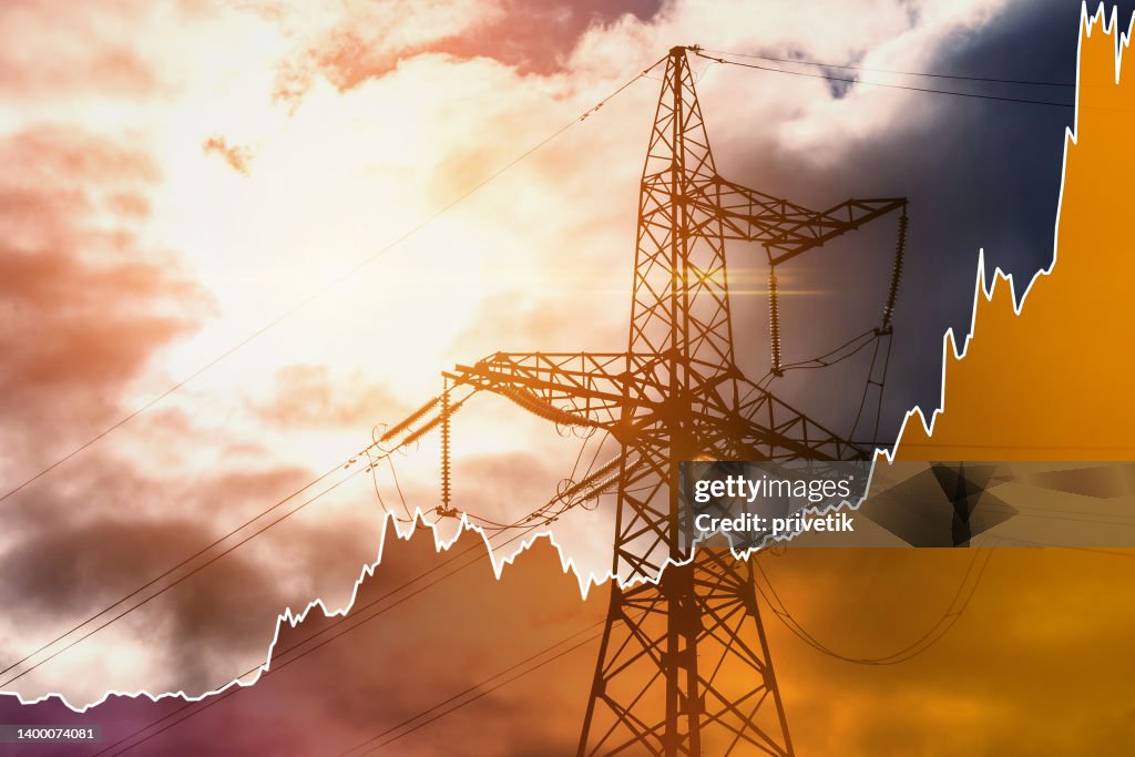 Torre de transmisión y gráfico de aumento de minigráficos que representa el aumento de los precios de la electricidad