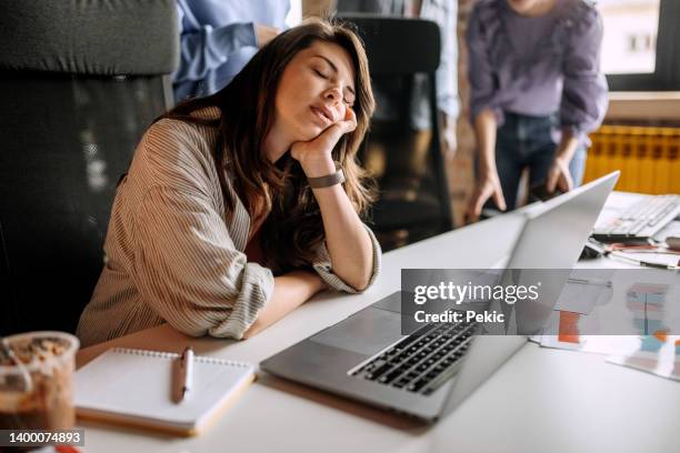 jeune femme d’affaires fatiguée dormant au bureau - lantern photos et images de collection
