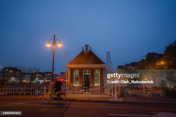 vista panorámica de leiden por la noche - leiden nederland fotografías e imágenes de stock