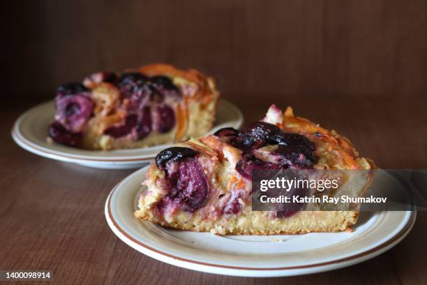 delicious homemade apricot cherry tart - tarte de cereja imagens e fotografias de stock