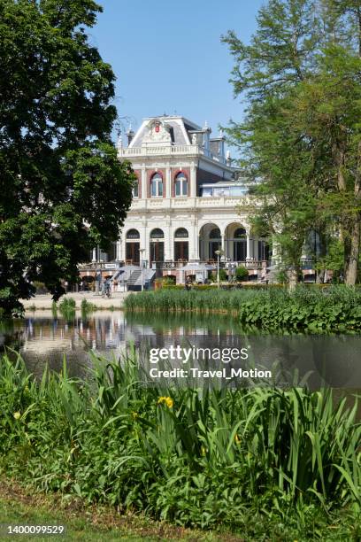 public green city park vondelpark on a summer day, amsterdam - vondelpark stockfoto's en -beelden