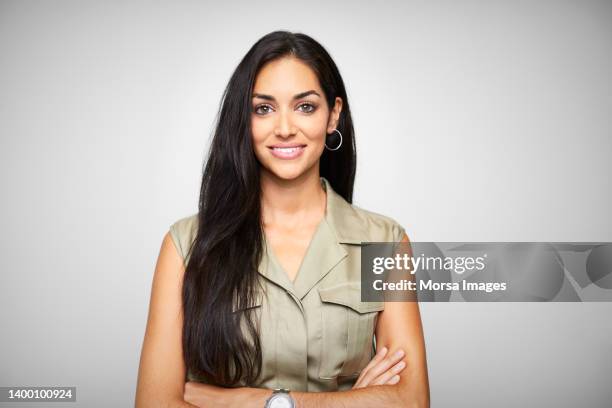 smiling beautiful female ceo with arms crossed - black hair imagens e fotografias de stock