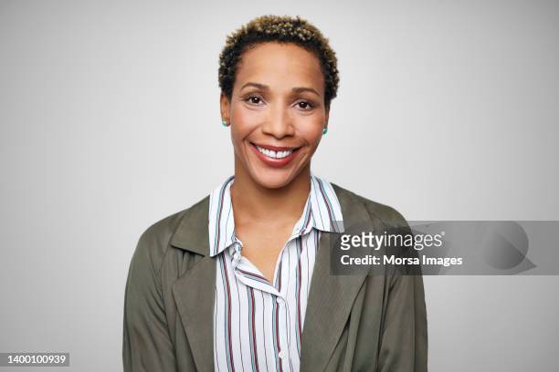 smiling businesswoman with short dyed hair - portrait studio sourire corporate photos et images de collection