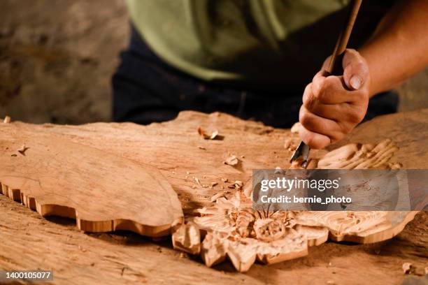 incisione e creazione da parte di un intagliatore di legno disabile senior - wood sculpture foto e immagini stock
