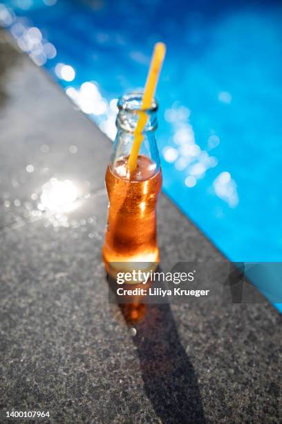summer alcoholic cocktail on the side of the pool. - low alcohol drink stock pictures, royalty-free photos & images
