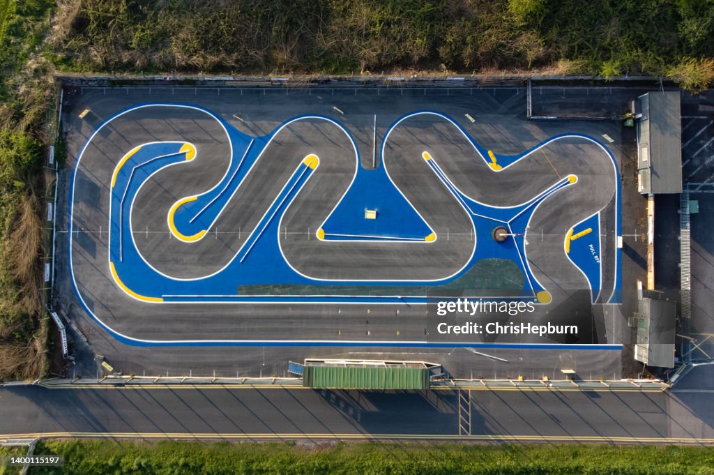 Vue aérienne d’une piste de course conçue pour les voitures RC, Angleterre, Royaume-Uni