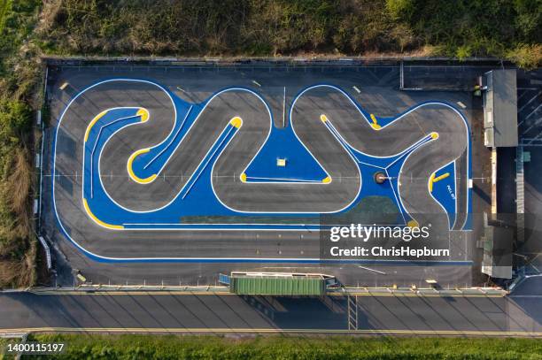 vue aérienne d’une piste de course conçue pour les voitures rc, angleterre, royaume-uni - formula one racing photos et images de collection