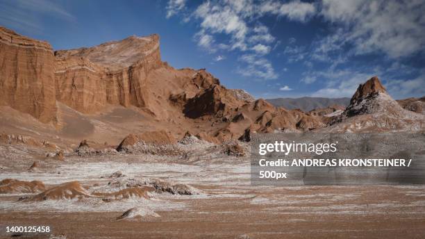 scenic view of desert against sky,antofagasta,chile - antofagasta fotografías e imágenes de stock