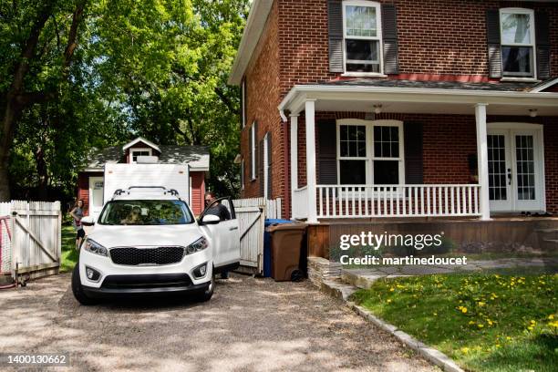 la familia se prepara para irse con rv para las vacaciones de verano. - camino de entrada fotografías e imágenes de stock