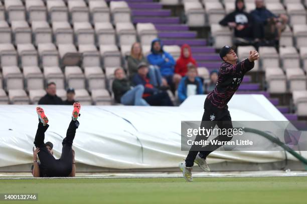 Tom Lammonby of Somerset CCC knocks the ball back into play for team mate Will Smeed to jointly dismissing Brad Wheal of Hampshire Hawks during the...