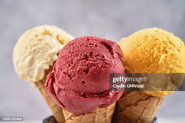 beeren-, mango- und vanilleeis in einer tüte - ice cream cone stock-fotos und bilder