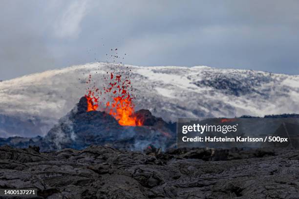scenic view of volcanic mountain against sky,fagradalsfjall,iceland - vulkanische activiteit stockfoto's en -beelden
