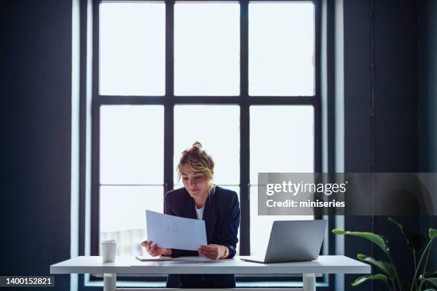 ernsthafte geschäftsfrau, die im modernen büro arbeitet - ergonomie stock-fotos und bilder