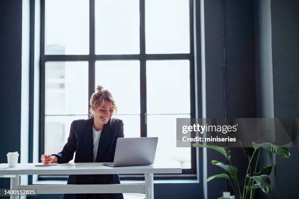 glückliche geschäftsfrau, die im modernen büro arbeitet - design laptop woman stock-fotos und bilder