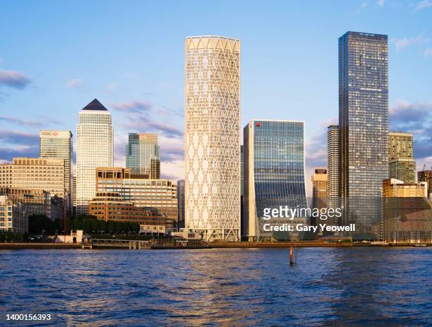 london canary wharf skyline at sunset - sunset on canary wharf stock pictures, royalty-free photos & images