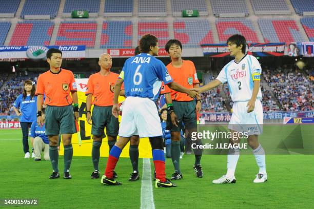 Captains Ryuji Kawai of Yokohama F.Marinos and Hiroki Ito of Kawasaki Frontale shake hands at the coin toss prior to the J.League Yamazaki Nabisco...