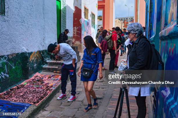 bogotá, colombia - turistas y colombianos locales en la calle del embudo, en el histórico distrito de la candelaria de la capital de los andes en américa del sur. - calle del embudo fotografías e imágenes de stock
