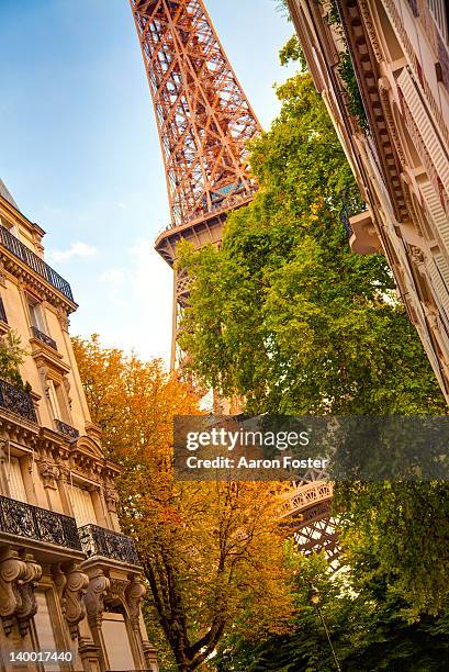 eiffel tower, paris - paris springtime stock pictures, royalty-free photos & images