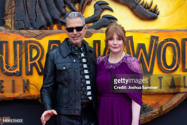 Jeff Goldblum and Bryce Dallas Howard attend the "Jurassic World: Ein neues Zeitalter" Photocall at Medienpark on May 30, 2022 in Cologne, Germany.