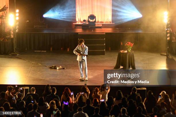 Lp Singer Photos Photos and Premium High Res Pictures - Getty Images