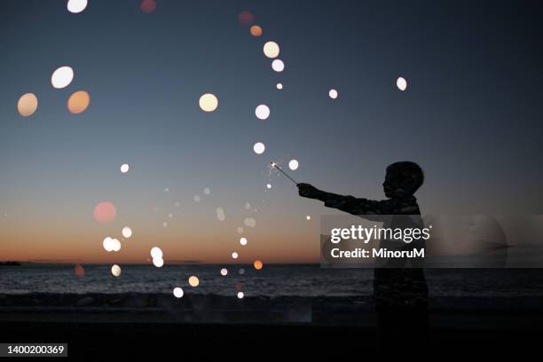 close up sparkling in the evening glow and the moon - attitude youthful asian photos et images de collection