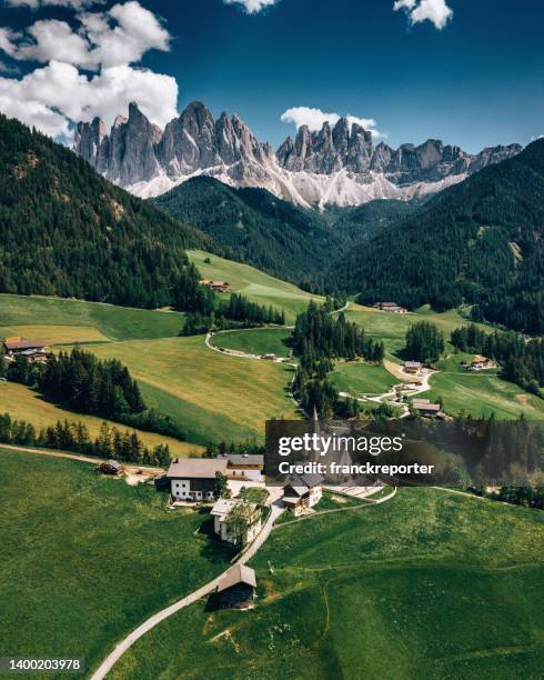 santa magdalena in val di funes - dolomites - dolomites stock pictures, royalty-free photos & images