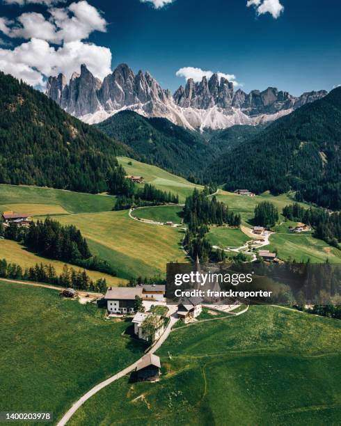 santa magdalena in val di funes - dolomites - dolomiti stock pictures, royalty-free photos & images