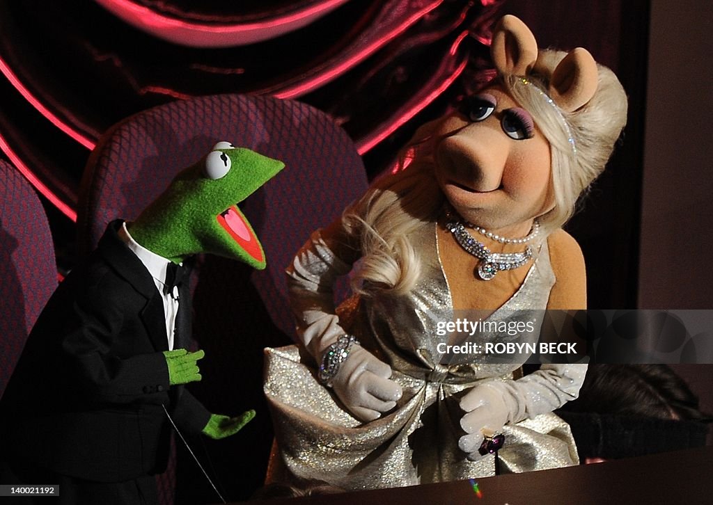 Kermit the frog and Miss Piggy onstage t