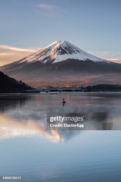 fuji mountain reflection at sunrise, kawaguchiko lake, japan - yamanashi prefecture 個照片及圖片檔