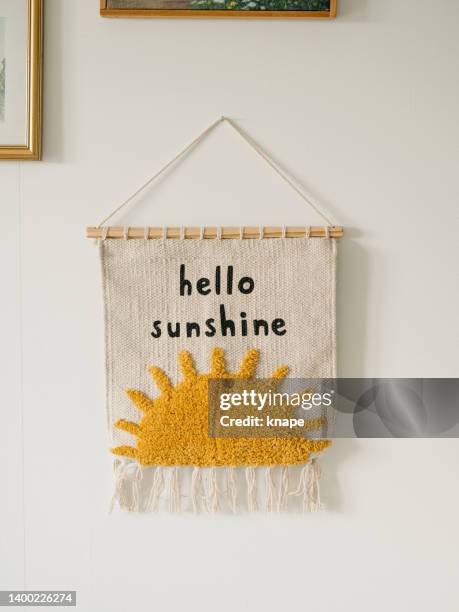 hello sonnenschein verkörperte wandstickerei - wandschmuck stock-fotos und bilder