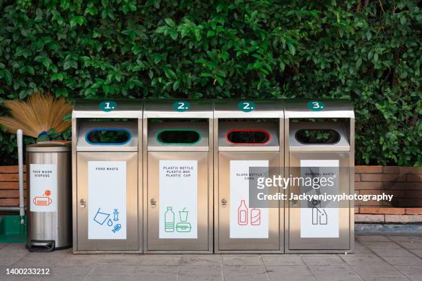 recycling bins - lixeira para lixo reciclável imagens e fotografias de stock