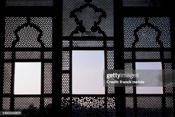 marble window in the lahore fort ( pakistan) - lahore pakistán fotografías e imágenes de stock