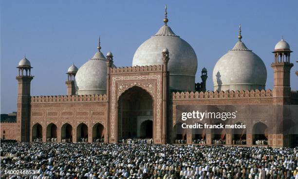 badshahi mosque at the time of eid ul fitr ( pakistan) - badshahi mosque stock-fotos und bilder