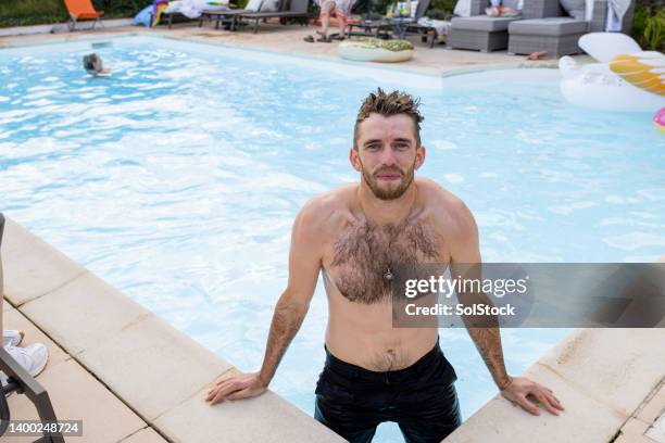 genießen sie den pool in frankreich - hairy chest stock-fotos und bilder