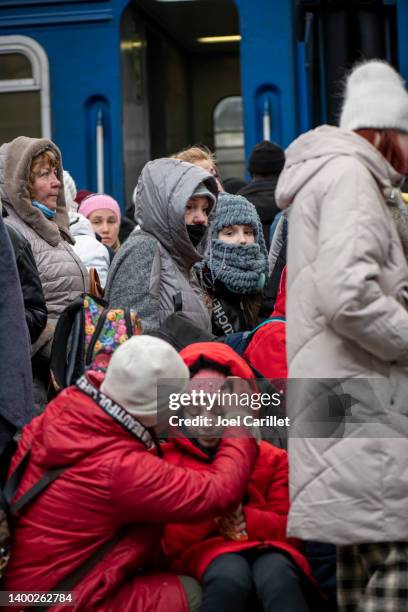 people waiting for a train at the lviv train station in ukraine - 難民 個照片及圖片檔