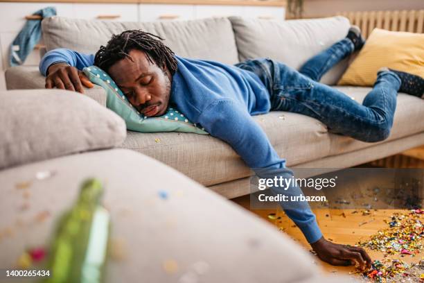 joven negro con resaca despertando después de una fiesta de cumpleaños - morning after party fotografías e imágenes de stock