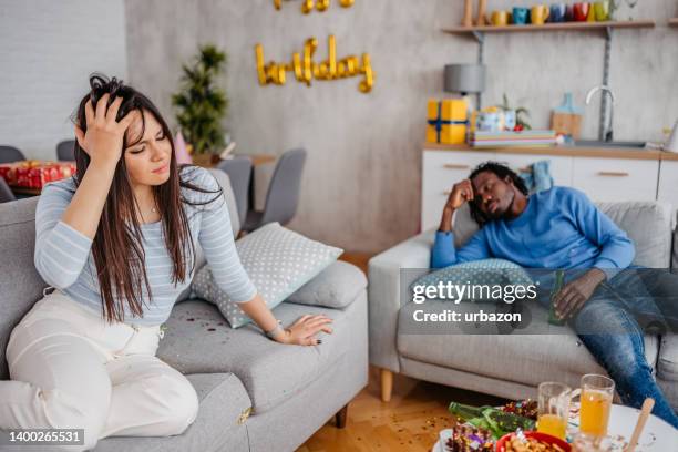 dos amigos de la resaca que se despiertan después de una fiesta de cumpleaños - binge drinking fotografías e imágenes de stock