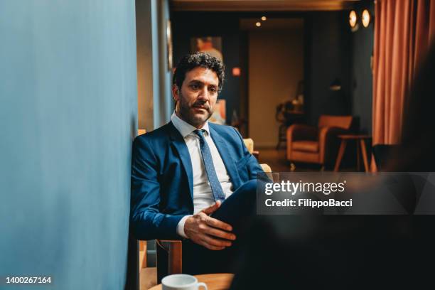 empresários estão conversando juntos em um salão de hotel - lobby - fotografias e filmes do acervo